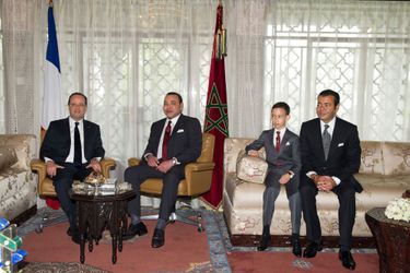 Le prince Moulay El Hassan du Maroc avec son père, son oncle et François Hollande, le 4 avril 2013