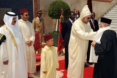 Le prince Moulay El Hassan du Maroc, avec son père, le 30 juillet 2009