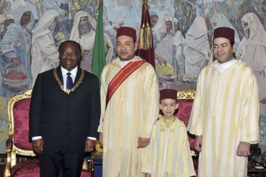Le prince Moulay El Hassan du Maroc, avec son père, son oncle et le président du Gabon Ali Bongo Ondimba, le 16 mars 2010