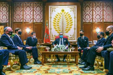 Le prince Moulay El Hassan du Maroc avec son père, le 22 décembre 2020, lors d'une réunion sur la normalisation des relations entre le Maroc et Israël, en présence de Jared Kushner, gendre et conseiller de Donald Trump