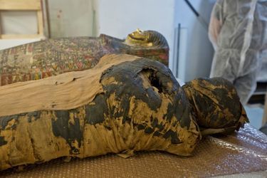 Le sarcophage était à l'origine celui d'un prêtre de sexe masculin. Ce sont sans doute des pilleurs de tombes qui sont responsable de cet échange.