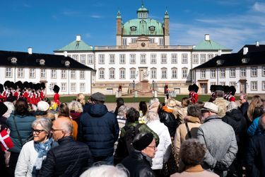 Personnes venues assister à la relève de la garde royale au château de Fredensborg, le 16 avril 2021, jour des 81 ans de la reine Margrethe II de Danemark