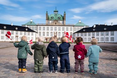 Enfants sur la pelouse du château de Fredensborg, le 16 avril 2021, jour des 81 ans de la reine Margrethe II de Danemark
