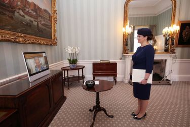 La reine Elizabeth II en audience virtuelle depuis son château de Windsor avec Ivita Burmistre, ambassadrice de Lettonie au Royaume-Uni, le 27 avril 2021