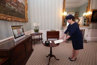 La reine Elizabeth II en audience virtuelle depuis son château de Windsor avec l&#039;ambassadrice de Lettonie, le 27 avril 2021