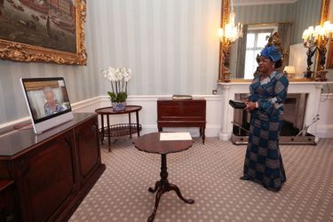 La reine Elizabeth II en audience virtuelle depuis son château de Windsor avec l&#039;ambassadrice de Côte d&#039;Ivoire, le 27 avril 2021