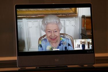 La reine Elizabeth II en audience virtuelle depuis son château de Windsor, le 27 avril 2021