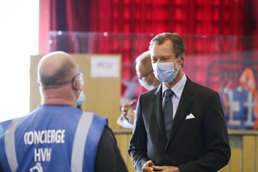 Le grand-duc Henri de Luxembourg au centre de vaccination de Luxembourg-Limpertsberg, le 22 avril 2021