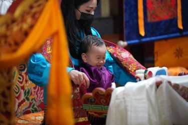 Le petit prince Jigme Ugyen avec sa mère la reine du Bhoutan Jetsun Pema dans l’est du royaume, en mars-avril 2021
