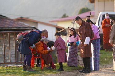 Le roi du Bhoutan Jigme Khesar Namgyel Wangchuck et son fils aîné le prince héritier Jigme Namgyel dans l’est du royaume, en mars-avril 2021