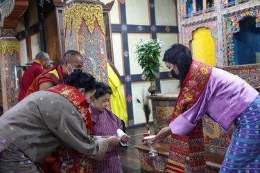 La reine du Bhoutan Jetsun Pema et son fils aîné le prince héritier Jigme Namgyel dans l’est du royaume, en mars-avril 2021