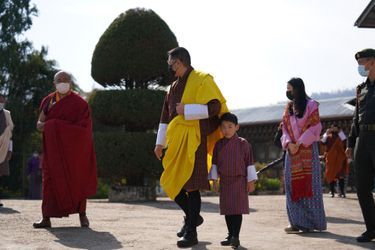 Le roi du Bhoutan Jigme Khesar Namgyel Wangchuck, la reine Jetsun Pema et leur fils aîné le prince héritier Jigme Namgyel dans l’est du royaume, en mars-avril 2021