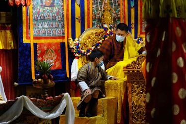 Le roi du Bhoutan Jigme Khesar Namgyel Wangchuck et son fils aîné le prince héritier Jigme Namgyel dans l’est du royaume, en mars-avril 2021