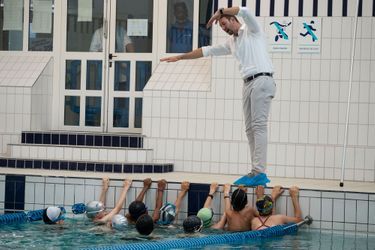 Alain Bernard donne des cours de natation à la piscine de la Butte aux Cailles, le 20 juin 2019, à Paris. 