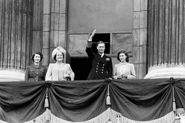 La princesse Elizabeth avec sa sœur la princesse Margearet et leurs parents le roi George VI et la reine consort Elizabeth, le 8 mai 1945