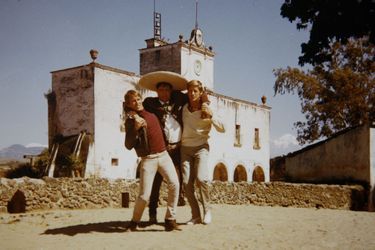 Edward Meeks et Yves Rénier sur le tournage de la série &quot;Les Globe Trotters&quot; à Mexico, en 1969.