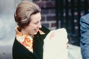 Zara Phillips avec sa mère la princesse Anne, le 18 mai 1981