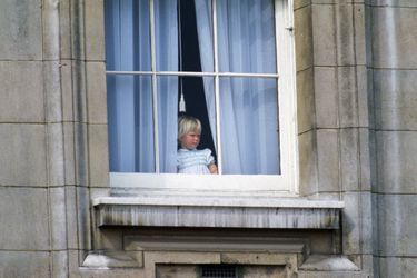 Zara Phillips à une fenêtre de Buckingham Palace, le 16 juin 1984