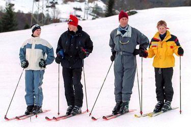 Zara Phillips avec son oncle le prince Charles et ses cousins les princes William et Harry, le 2 janvier 1998
