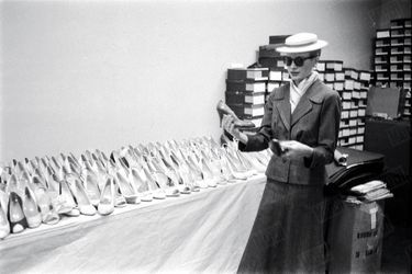 « Elle emporte vingt paires de chaussures, Rainier lui a recommandé les talons plats. » - Paris Match n°366, daté du 14 avril 1956..