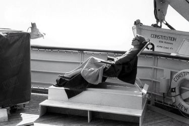 Grace Kelly à bord du paquebot « Constitution », lors de sa traversée de l&#039;Atlantique direction Monaco, pour son mariage avec le prince Rainier, en avril 1956.