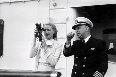 Grace Kelly à bord du paquebot « Constitution », lors de sa traversée de l&#039;Atlantique direction Monaco, pour son mariage avec le prince Rainier, en avril 1956.