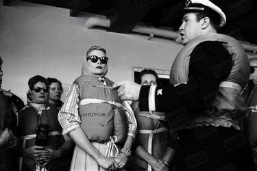 Exercice de sauvetage pour Grace Kelly à bord du « Constitution », en avril 1956.