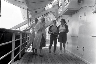 Grace Kelly, avec sa soeur Peggy et ses amies, à bord du paquebot « Constitution », lors de sa traversée de l&#039;Atlantique direction Monaco, pour son mariage avec le prince Rainier, en avril 1956.