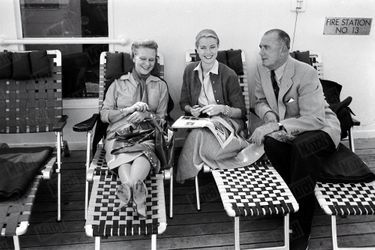 Grace Kelly avec ses parents Margaret et John, à bord du paquebot « Constitution », lors de sa traversée de l&#039;Atlantique direction Monaco, pour son mariage avec le prince Rainier, en avril 1956.