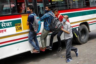 Des milliers de travailleurs ont afflué à la station de bus de Ghaziabad pour quitter New Delhi confinée et rentrer dans leurs villages