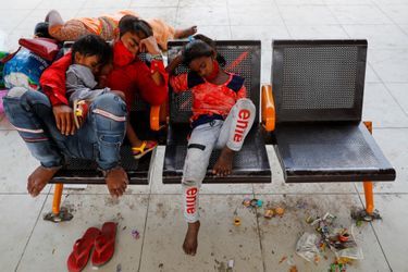 Des milliers de travailleurs ont afflué à la station de bus de Ghaziabad pour quitter New Delhi confinée et rentrer dans leurs villages