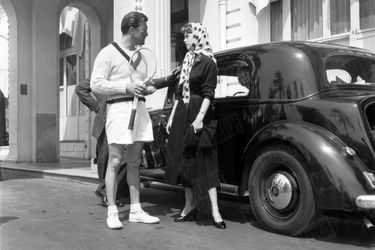 « Avec Brigitte Bardot, Kirk Douglas retrouve sa partenaire de ‘Quelque part en Europe’, film d&#039;Anatole Litvak. » - Paris Match n°215, 25 avril 1953
