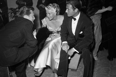 Kirk Douglas en compagnie de Lana Turner et Lex Baxter, lors de son premier rendez-vous avec Paris Match, au Festival de Cannes en avril 1953.