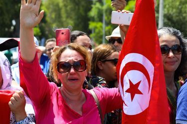 Beaucoup de Tunisiens rendaient dès vendredi des hommages spontanés au président, déposant des fleurs à proximité du palais.