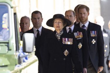 La princesse Anne, le prince Edward, le prince Harry, Peter Phillips, Timothy Laurence et David Armstrong-Jones suivent la procession lors des funérailles du prince Philip à Windsor le 17 avril 2021