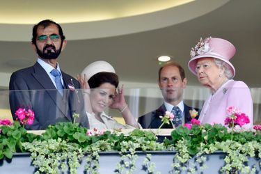 La princesse Haya et le cheikh Mohammed, propriétaires de haras, partagent avec la reine Elizabeth la passion du cheval. A Ascot en 2018, avec le prince Edward. 