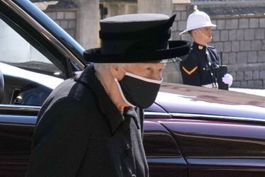 La reine Elizabeth II arrive aux obsèques du prince Philip à Windsor le 17 avril 2021