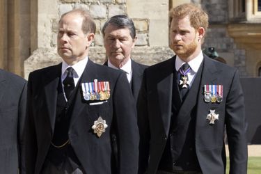 Le prince Edward, le prince Harry et Timothy Laurence suivent la procession lors des funérailles du prince Philip à Windsor le 17 avril 2021