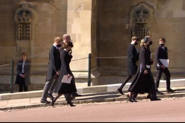 Le prince Harry avec Kate Middleton et le prince William, marchant derrière le prince Edward, Sophie de Wessex et leurs enfants Lady Louise et James, vicomte Severn, après les funérailles du prince Philip à Windsor le 17 avril 2021