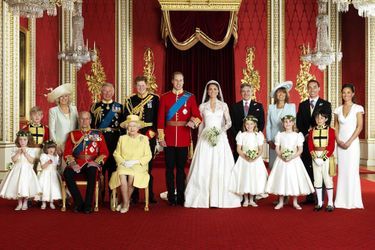 Le prince William et Kate Middleton entourés de leurs familles à Buckingham Palace le jour de leur mariage le 29 avril 2011