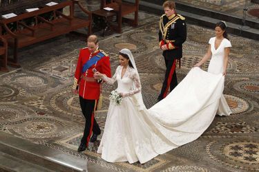 Le prince William et Kate Middleton, suivis du prince Harry et de Pippa Middleton, le jour de leur mariage à Londres le 29 avril 2011