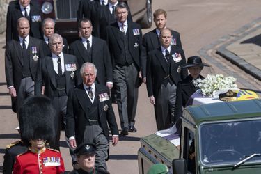 Les membres de la famille royale, menés par le prince Charles et la princesse Anne, suivent la procession lors des funérailles du prince Philip à Windsor le 17 avril 2021