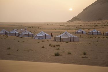 Des khaïmas blanches (tentes traditionnelles mauritaniennes) ont été installées au pied du monolithe de Ben Amira. Les touristes passeront la nuit dans le campement.