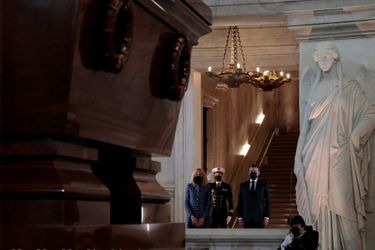 Brigitte et Emmanuel Macron face au tombeau de Napoléon aux Invalides 