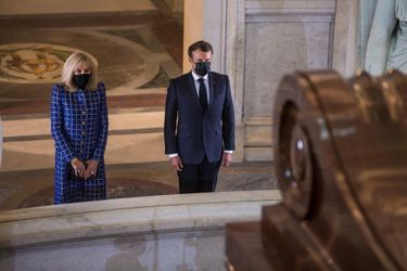 Brigitte et Emmanuel Macron face au tombeau de Napoléon aux Invalides 