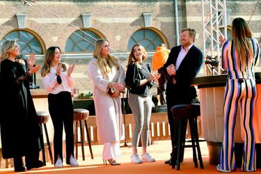Le roi Willem-Alexander et la reine Maxima des Pays-Bas avec leurs filles, les princesses Ariane, Catharina-Amalia et Alexia à La Haye, le 27 avril 2021