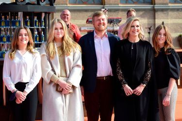 Le roi Willem-Alexander et la reine Maxima des Pays-Bas avec leurs filles, les princesses Ariane, Catharina-Amalia et Alexia à La Haye, le 27 avril 2021