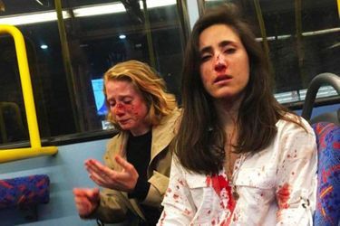 Melania Geymonat et son amie en sang, dans le bus.