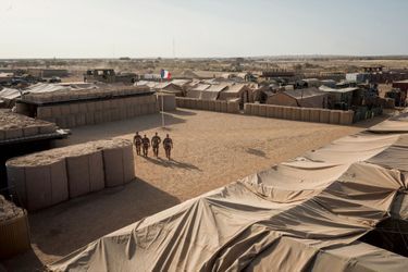 Le QG de la task force Takuba, à Ménaka, au beau milieu du désert à l’est du Mali. 