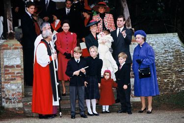 Zara Phillips avec la famille royale au baptême de sa cousine la princesse Eugenie d'York, le 23 décembre 1990